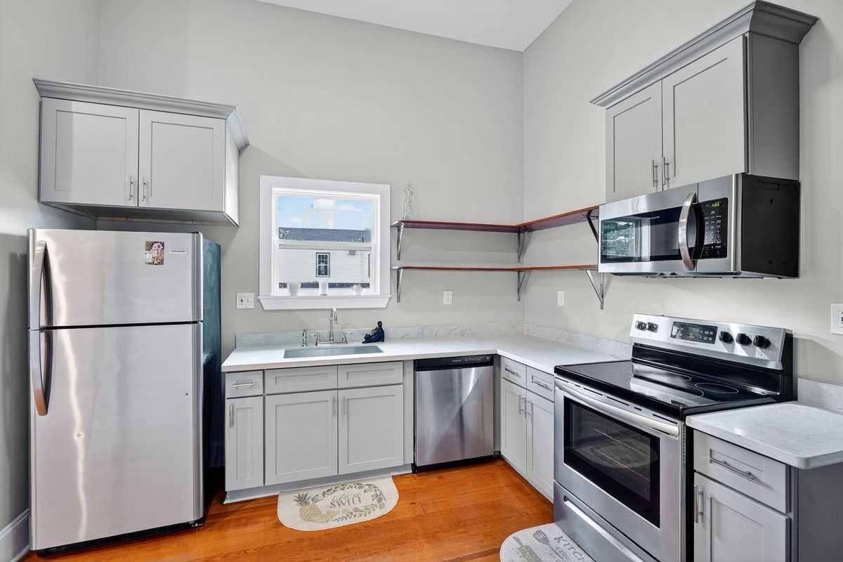 2600 Banks St - Photo 4 of 11