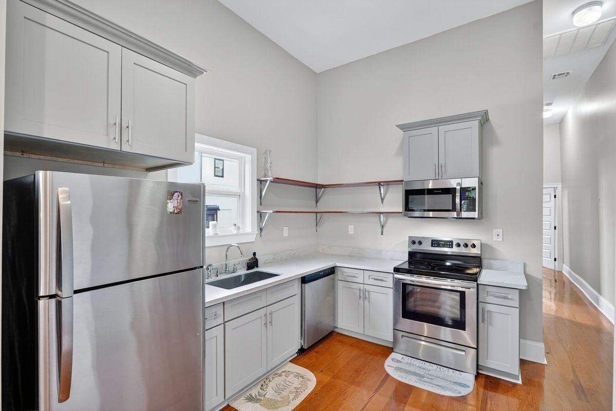 2600 Banks St - Photo 5 of 11