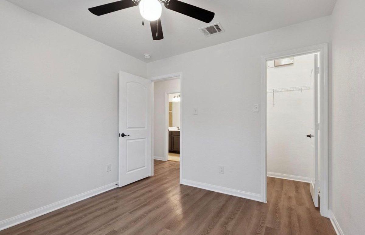 1204 Twin Estates Dr - Photo 3 of 6