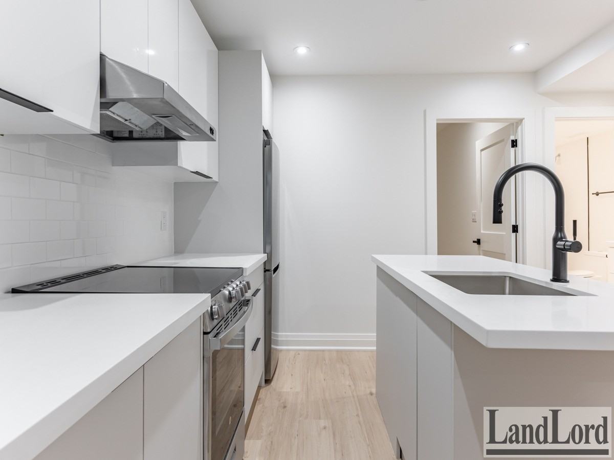 630 Brock Ave - Photo 4 of 22