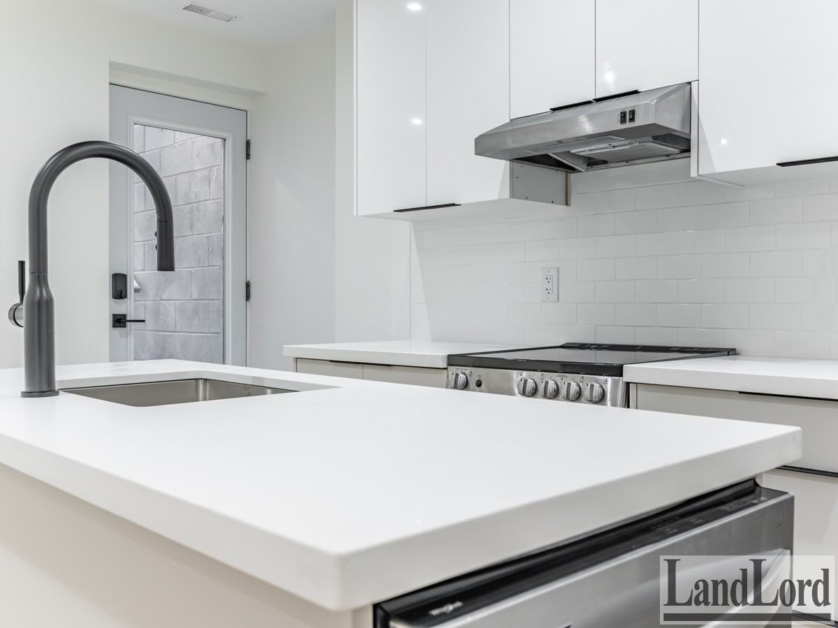 630 Brock Ave - Photo 5 of 22