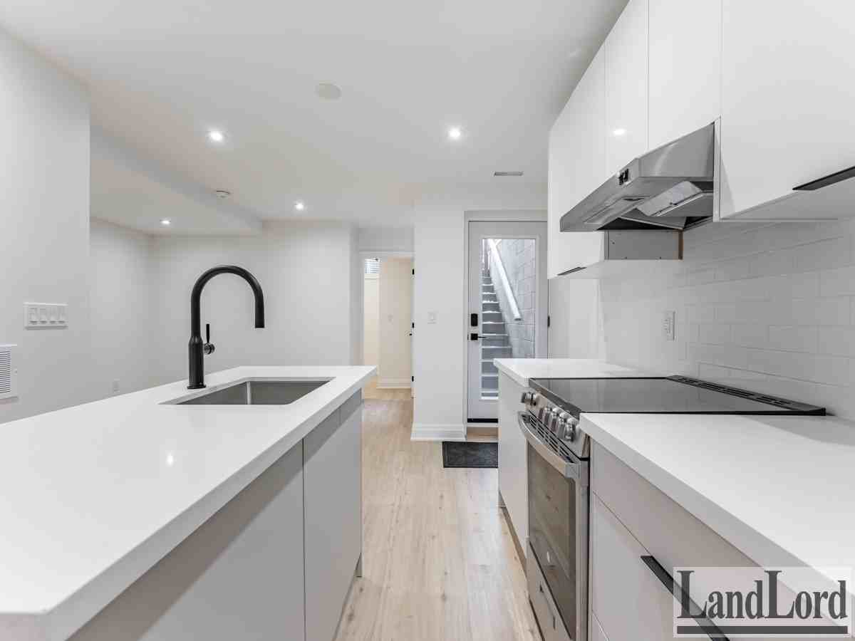 630 Brock Ave - Photo 6 of 22