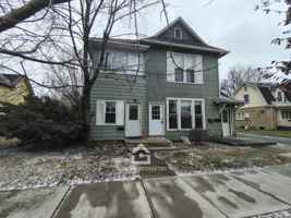 featured image of 725 W 8th St