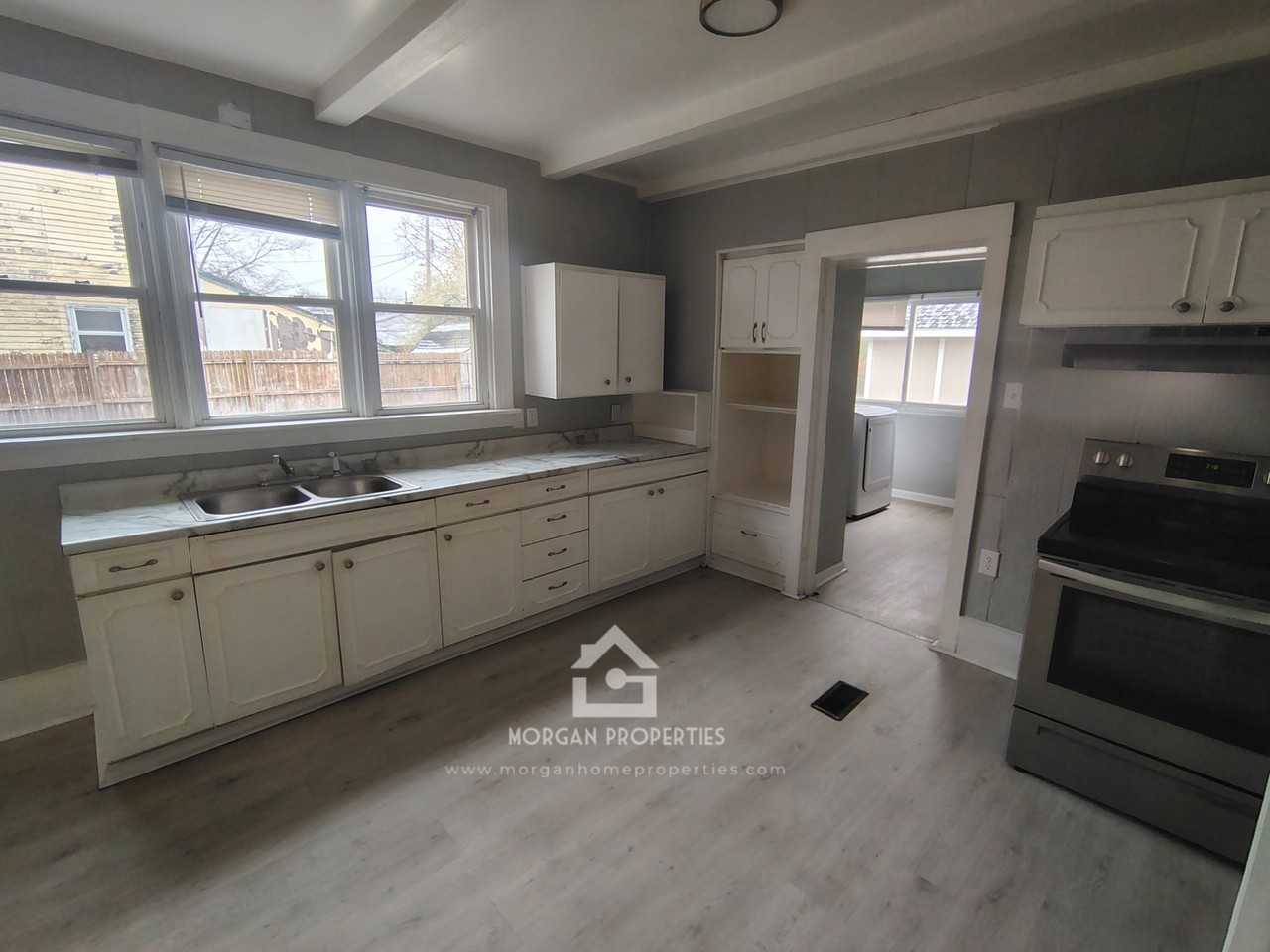 725 W 8TH ST - Photo 4 of 9