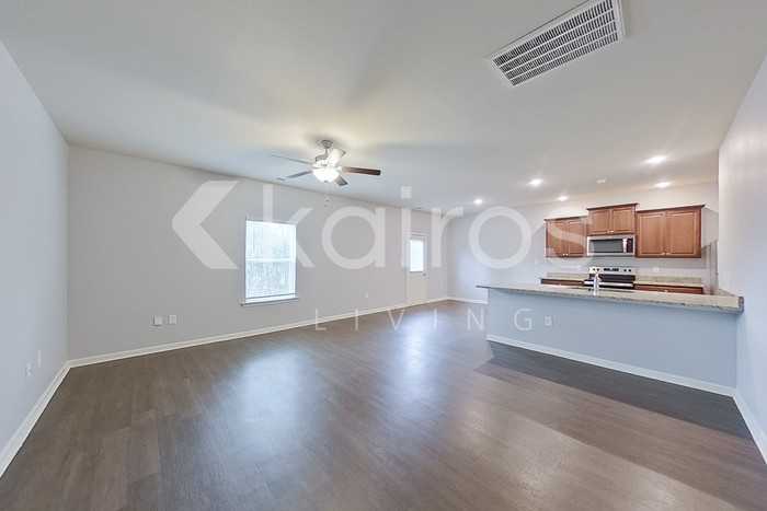 1040 Pilgrim Ln - Photo 2 of 23