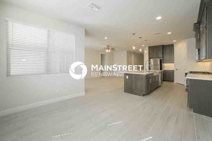 6907 W Allen St - Photo 2 of 16