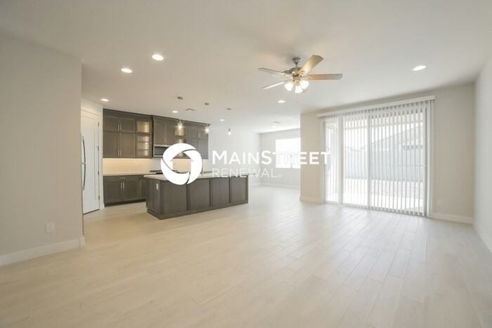 6907 W Allen St - Photo 4 of 16