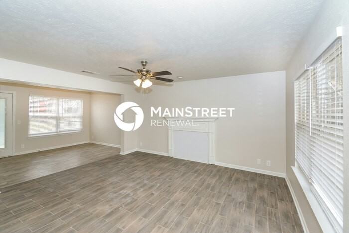 1313 S Hampton Ct - Photo 5 of 17