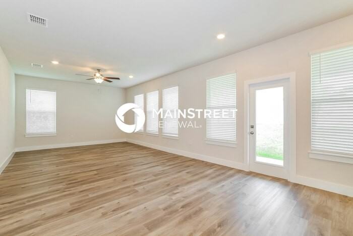 317 S Pine St - Photo 4 of 16