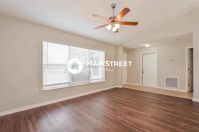 915 Leeward Dr - Photo 3 of 16