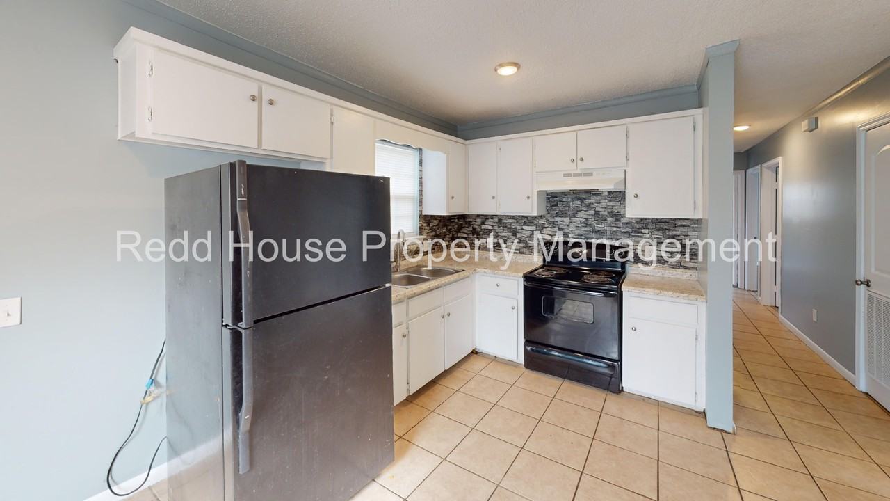 111 Nann St - Photo 2 of 17