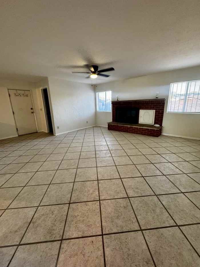 954 E Weymouth St - Photo 2 of 15