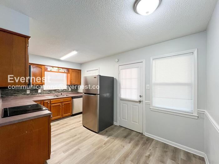 8541 Bridgewood Dr - Photo 3 of 16