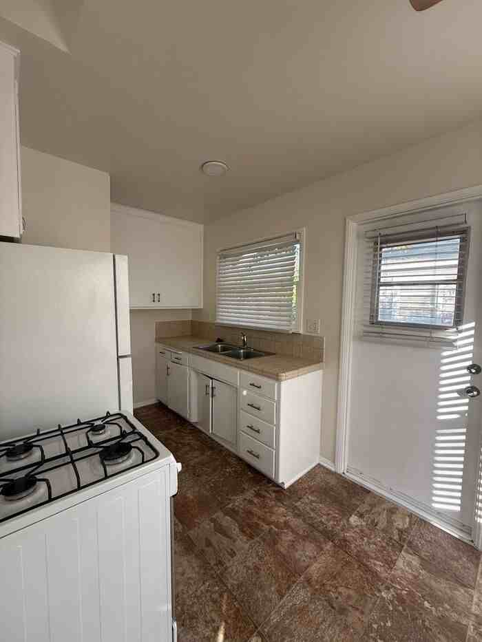 1903 32nd St - Photo 6 of 8