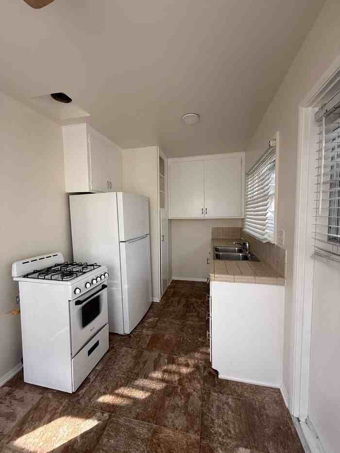 1903 32nd St - Photo 7 of 8