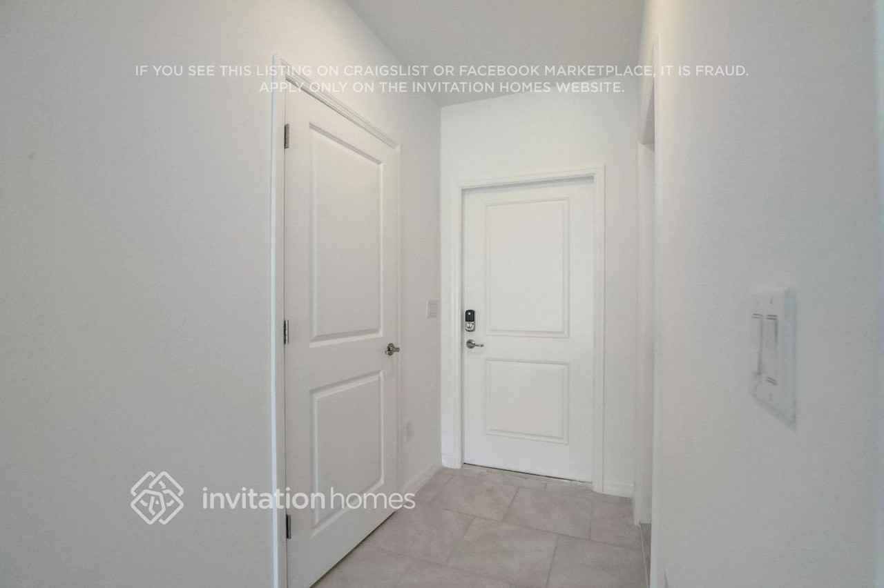 2059 E Landings Way - Photo 3 of 34