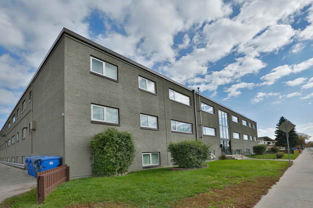 Rochelle Apartments - Photo 2 of 9