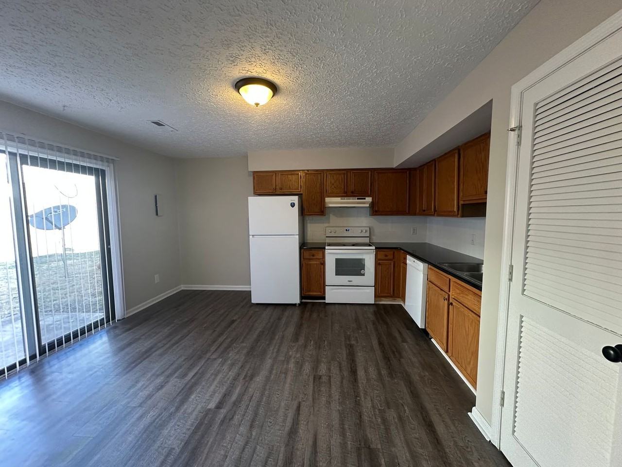 Knollwood Townhomes - Photo 4 of 15