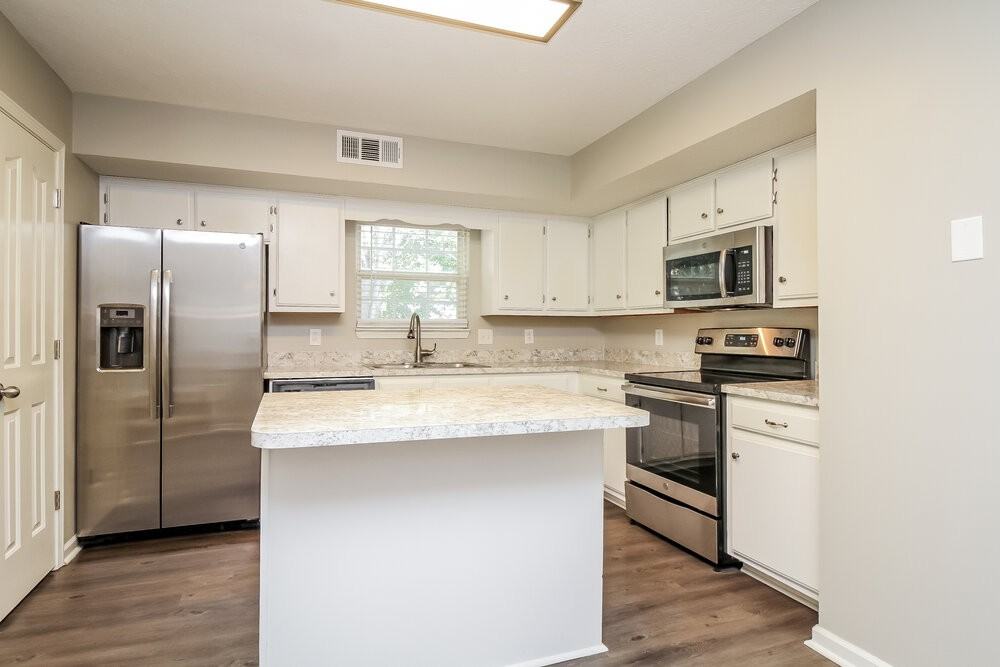 3079 Roscommon Dr - Photo 7 of 17