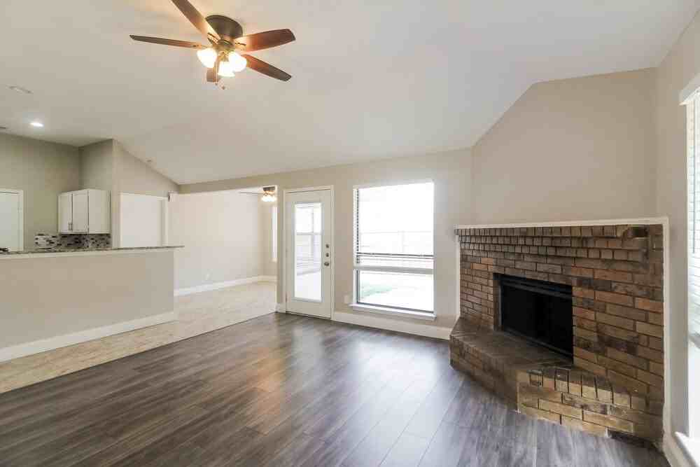 912 Blewitt Dr - Photo 4 of 16