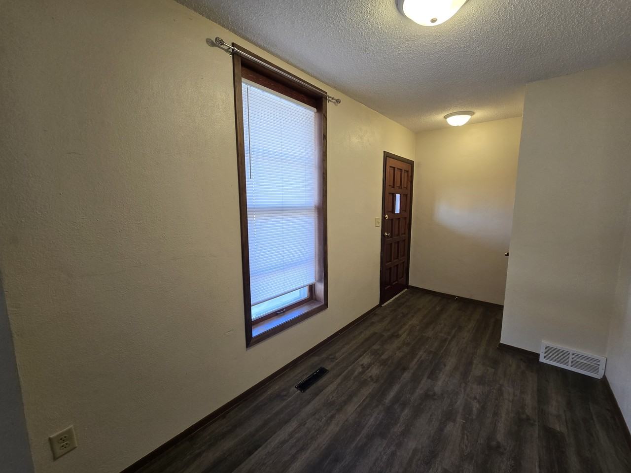 302 1st St Se #1 - Photo 4 of 21