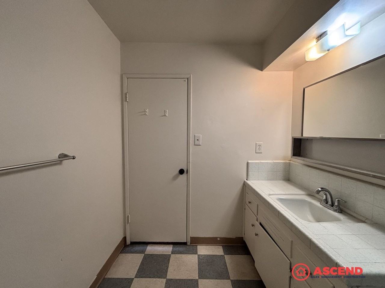 4501 Columbus St - Photo 7 of 21