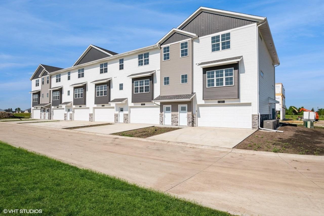 2775 Rookwood Ln - Photo 2 of 5