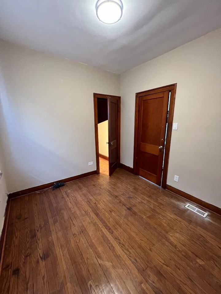 8556 S Muskegon Ave - Photo 3 of 9