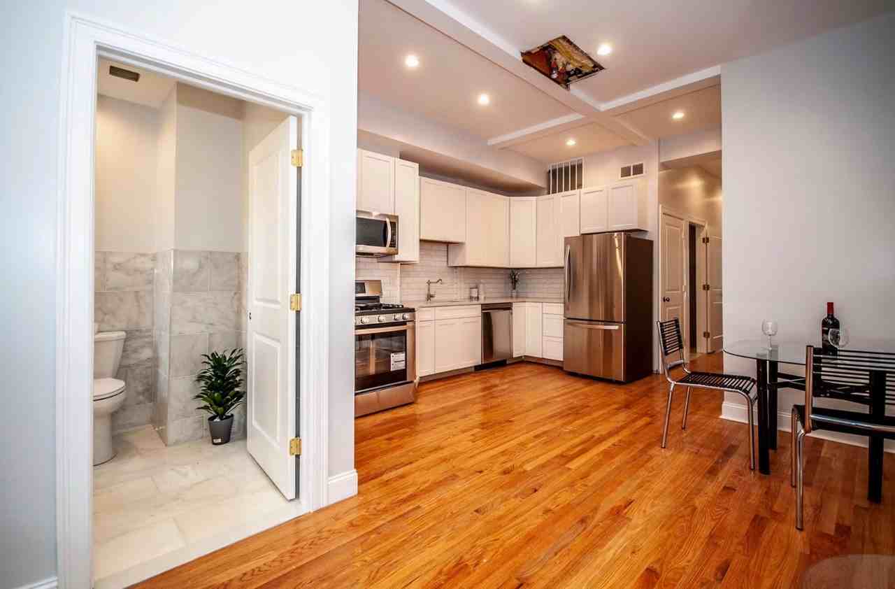 80 Marion St - Photo 4 of 20