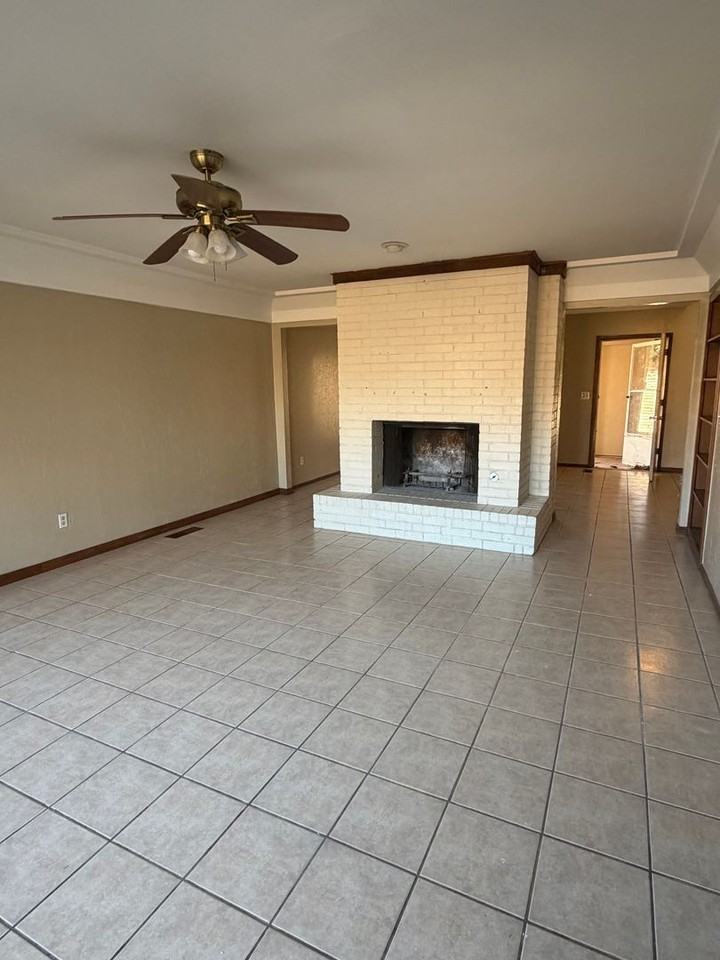 7301 Edenborough Dr - Photo 5 of 10