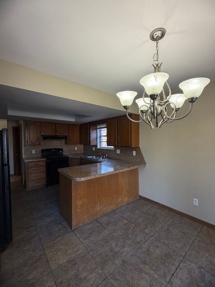 7301 Edenborough Dr - Photo 6 of 10