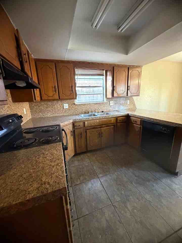 7301 Edenborough Dr - Photo 7 of 10