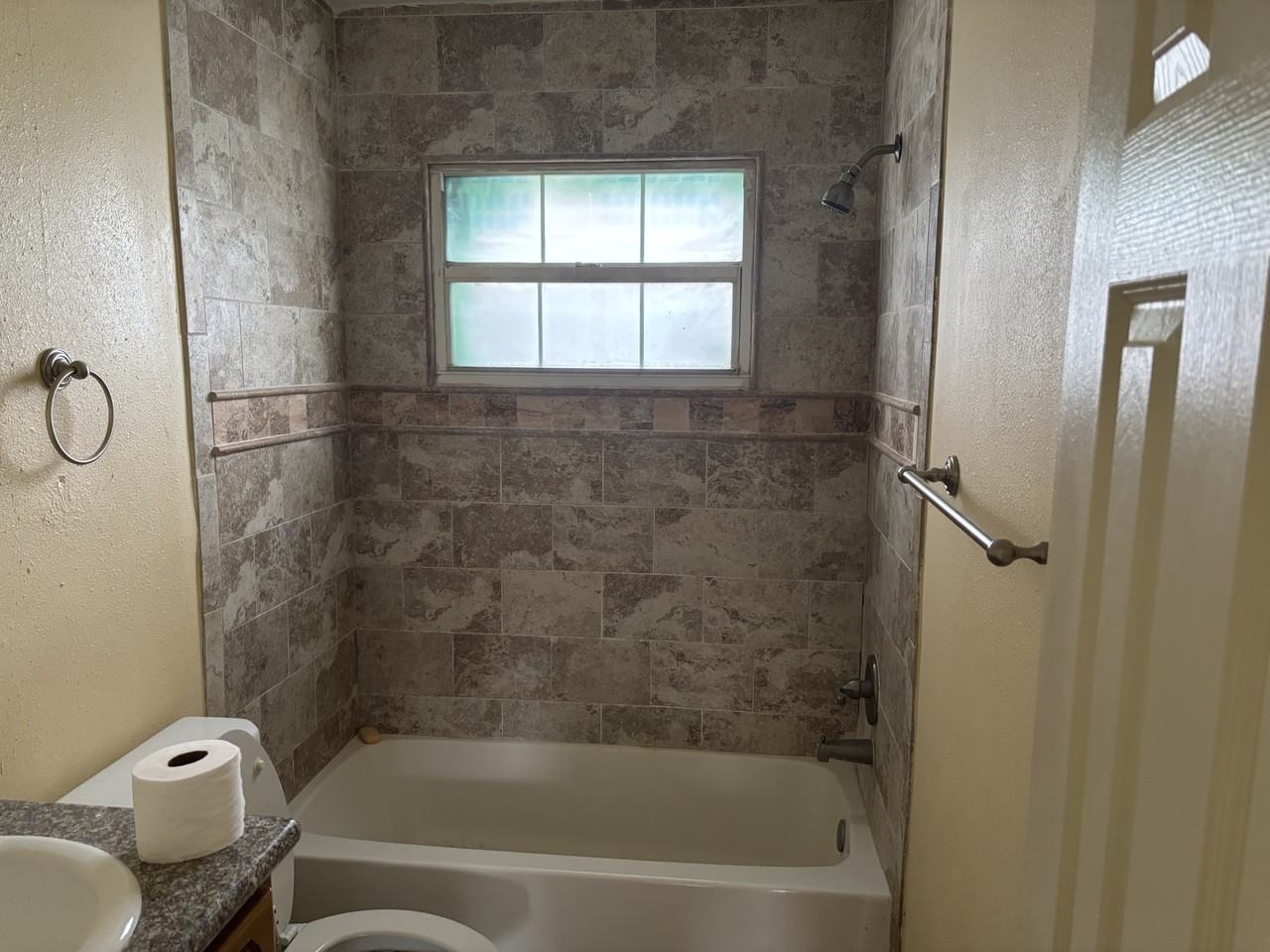 5801 Cedar St Ne #NA - Photo 3 of 4