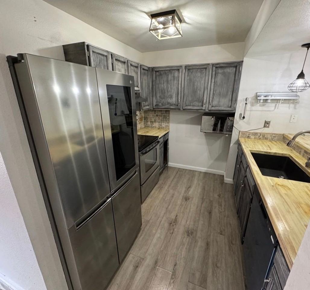 2440 Lexington Village Ln - Photo 2 of 10