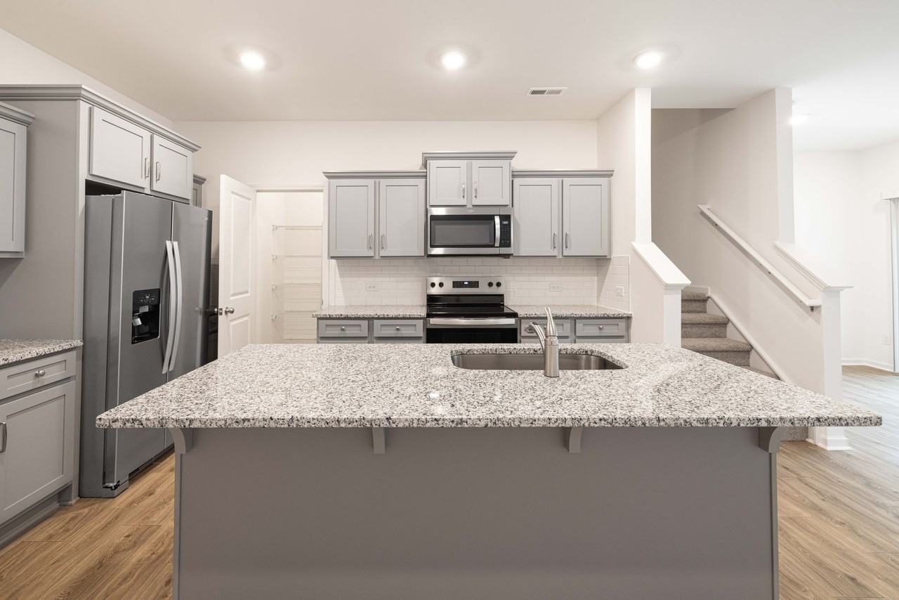 549 Elizabeth Ave - Photo 4 of 18