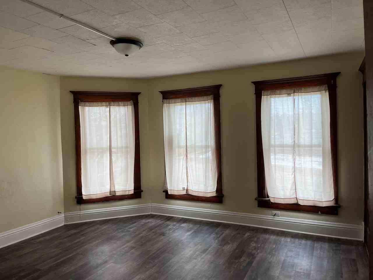 723 W 5th St - Photo 4 of 12