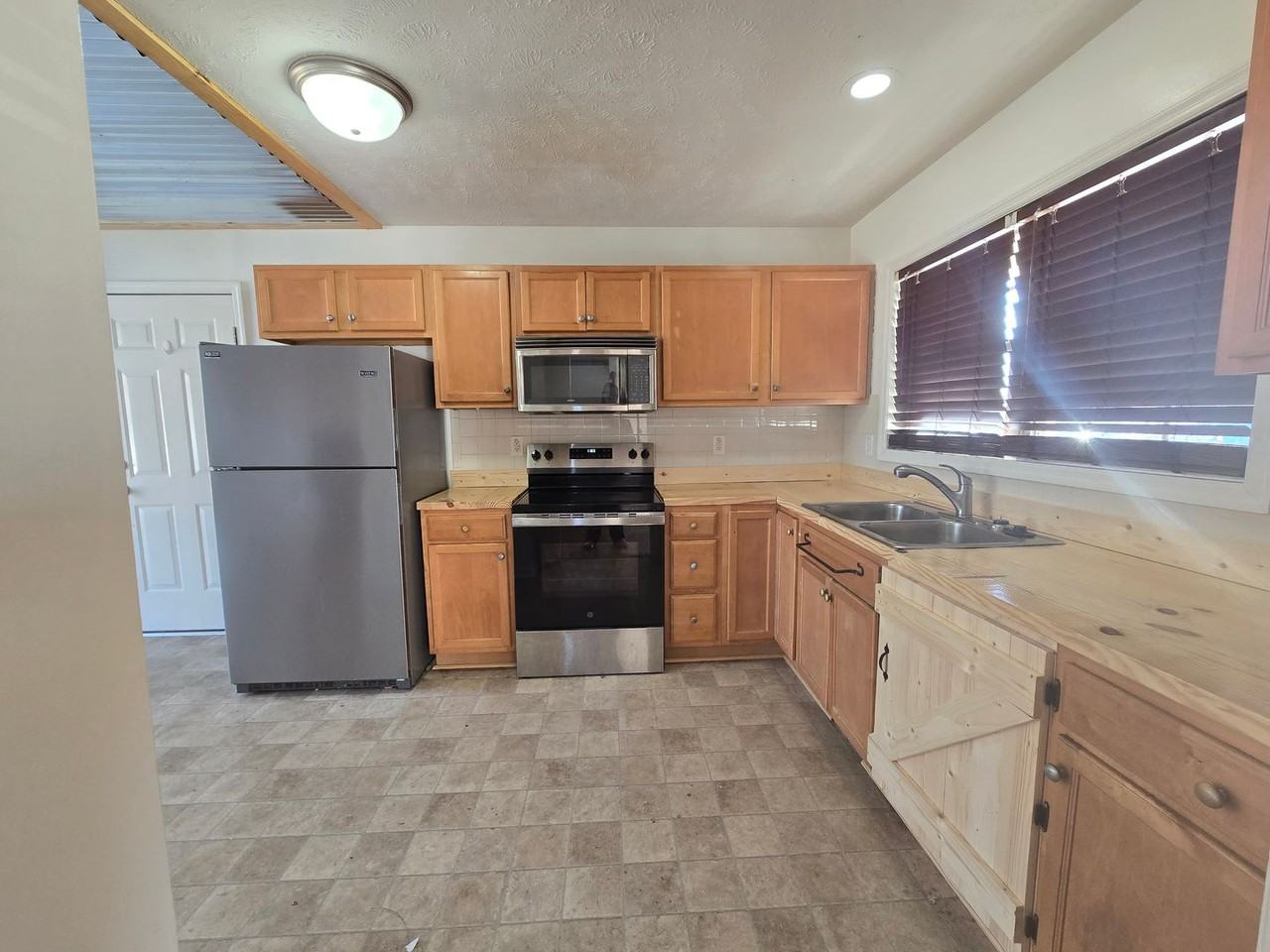 122 Blue Water Dr - Photo 3 of 17