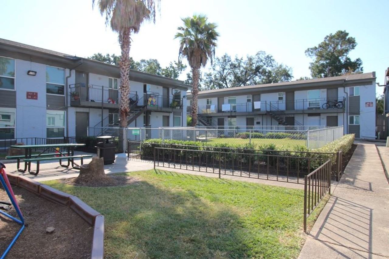 Long Point Plaza Apartments - Photo 4 of 7