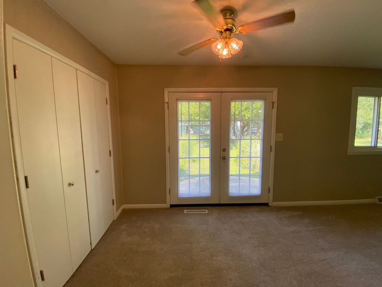 1953 S Missouri Ave - Photo 4 of 18