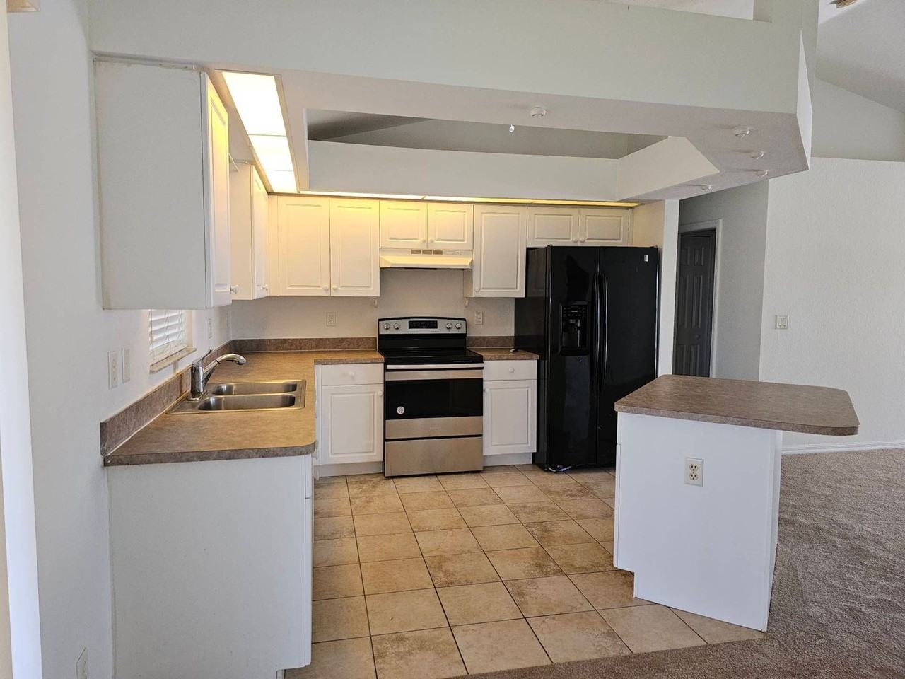 1900 Nw 33rd Ave - Photo 4 of 28