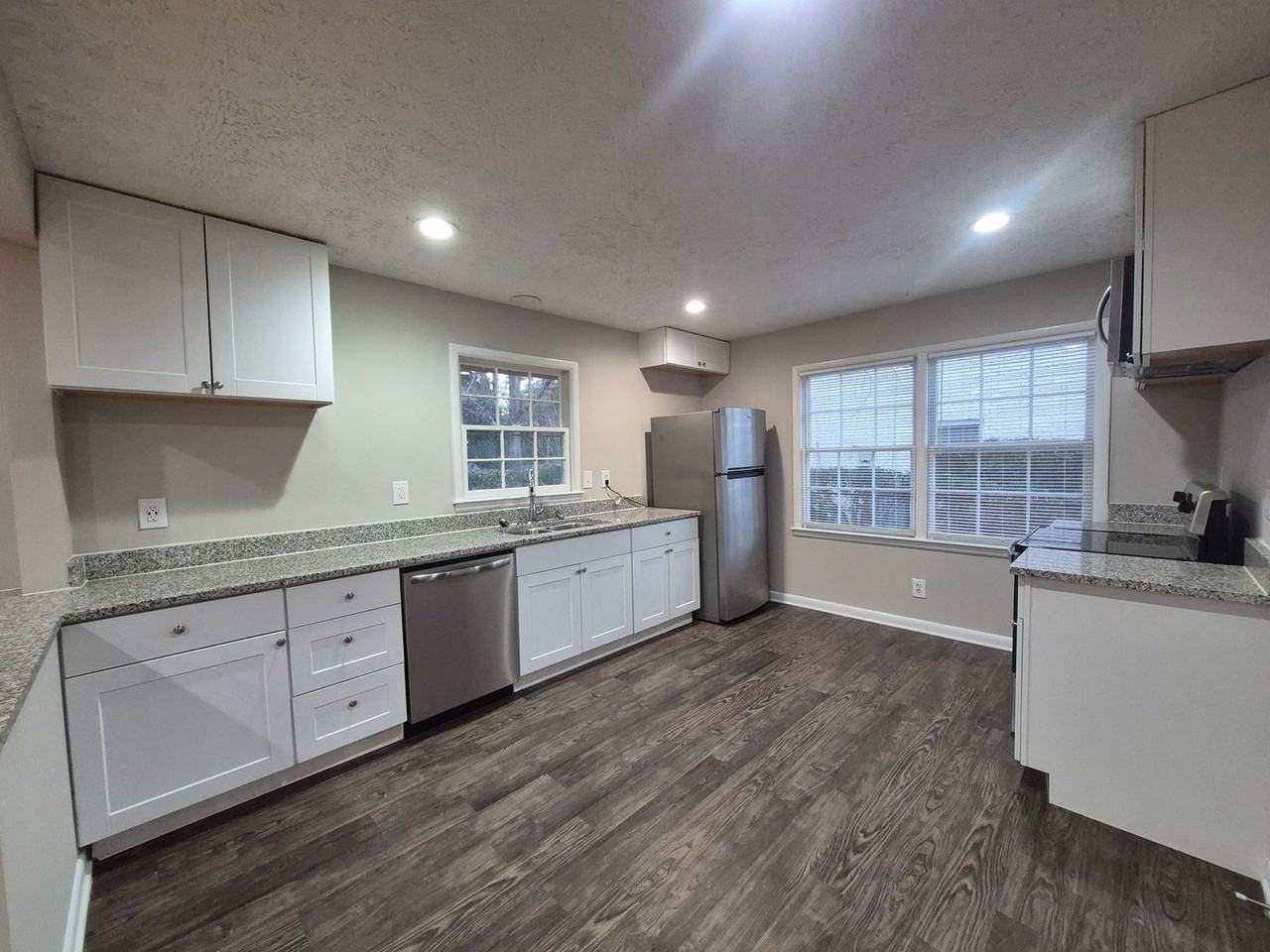 2057 Willamette Way - Photo 2 of 15