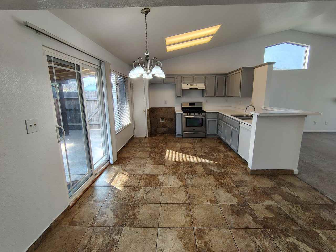 2218 Heritage Manor Dr - Photo 5 of 19