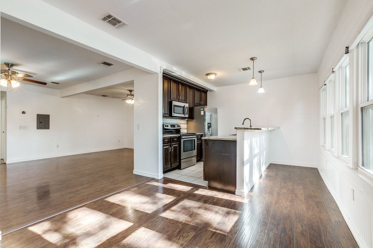 445 E Mistletoe Ave - Photo 7 of 25