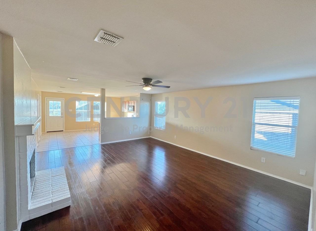 321 Briar Oaks Dr - Photo 2 of 11