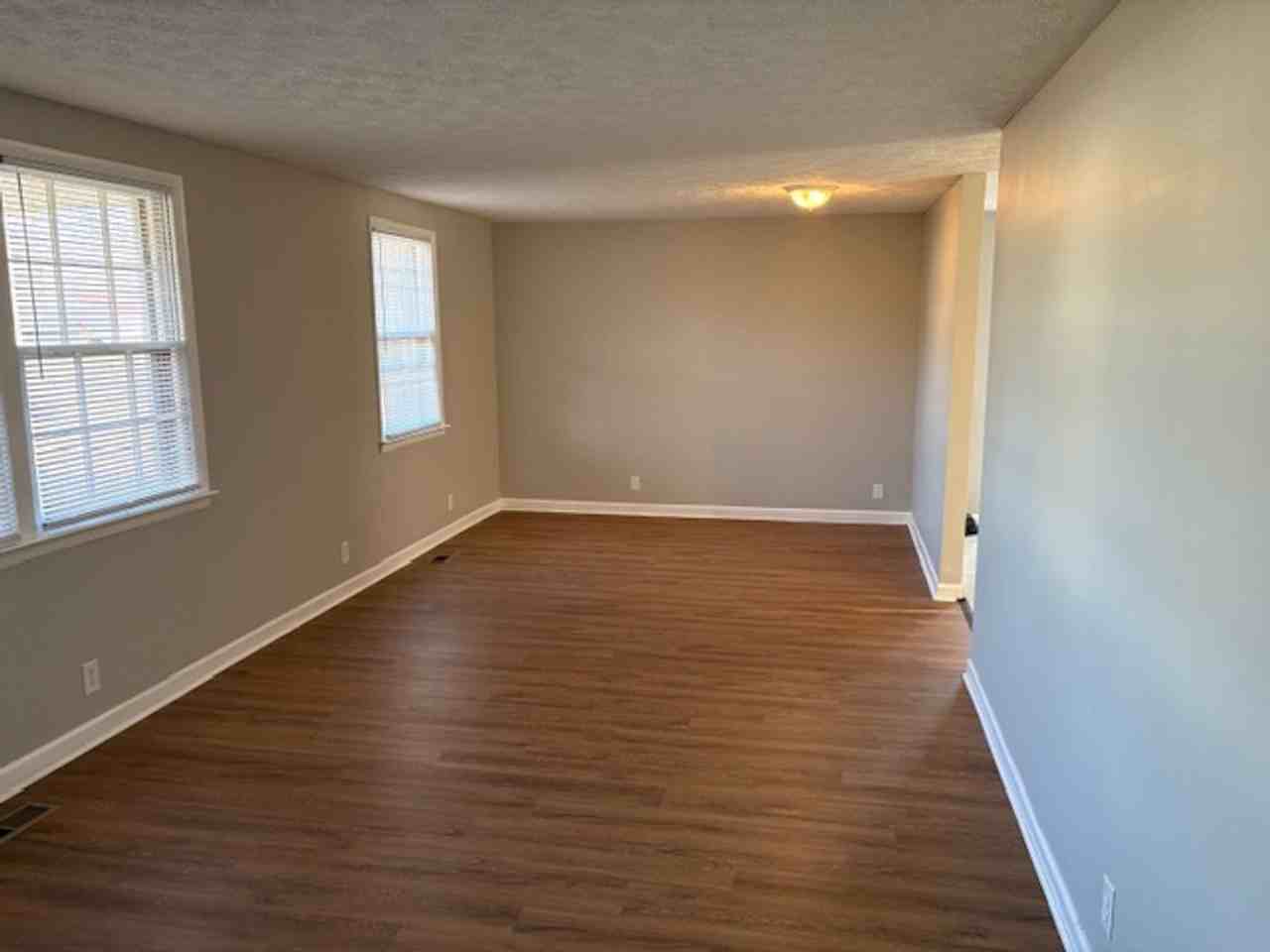 8725 Diane St - Photo 5 of 14