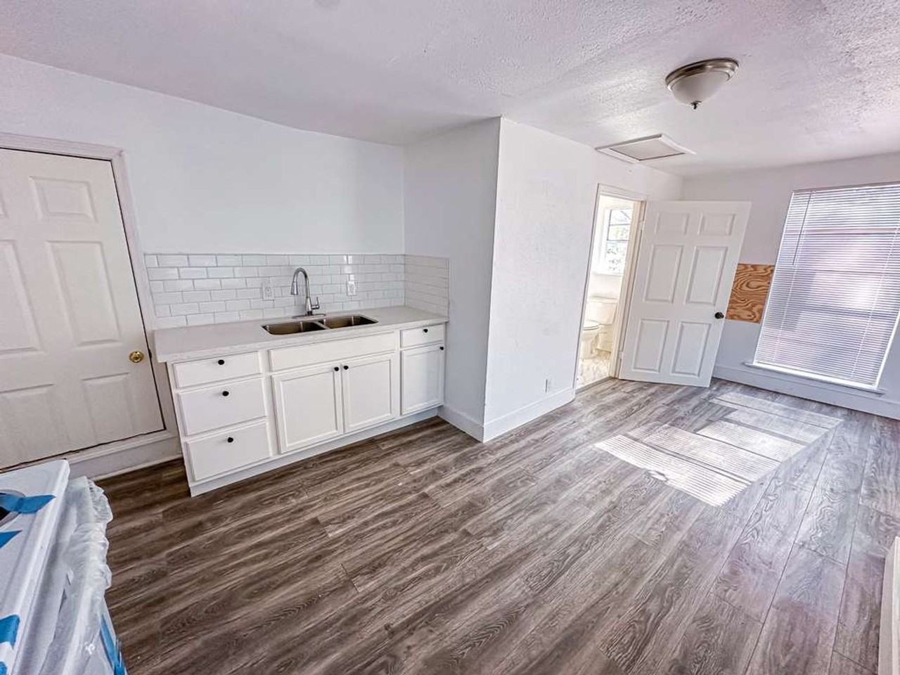 2555 Pierce St - Photo 3 of 23