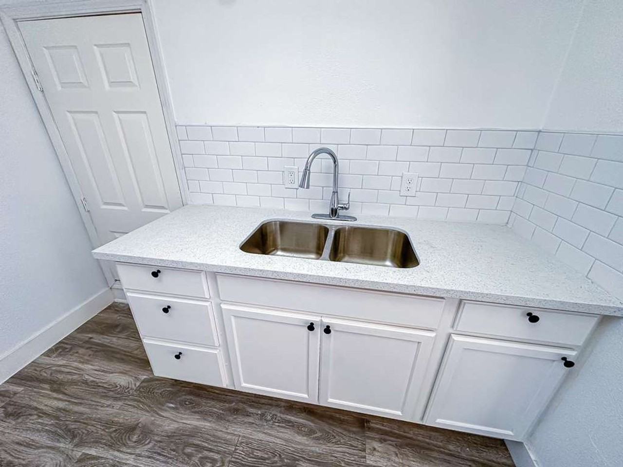 2555 Pierce St - Photo 4 of 23