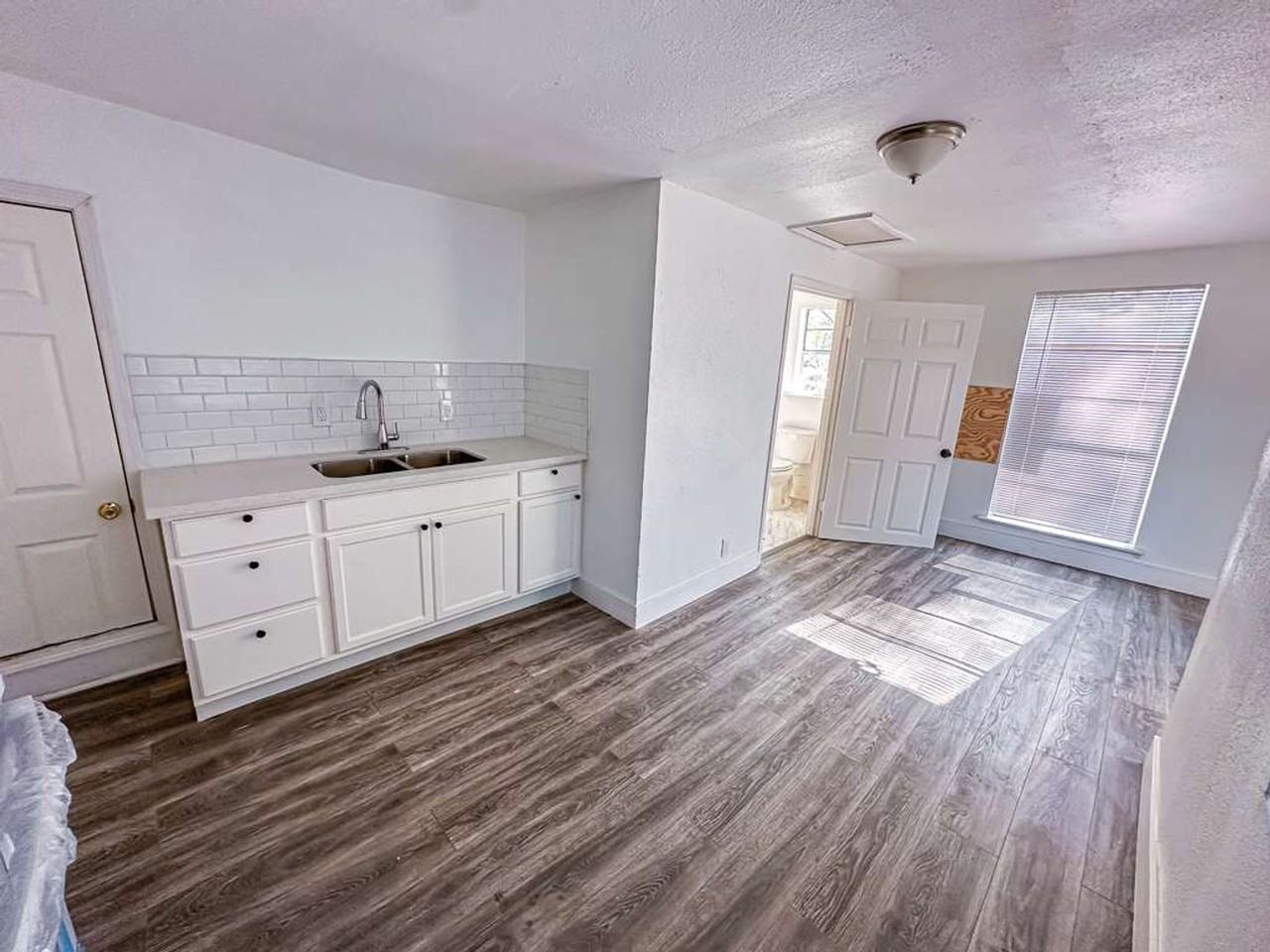 2555 Pierce St - Photo 5 of 23