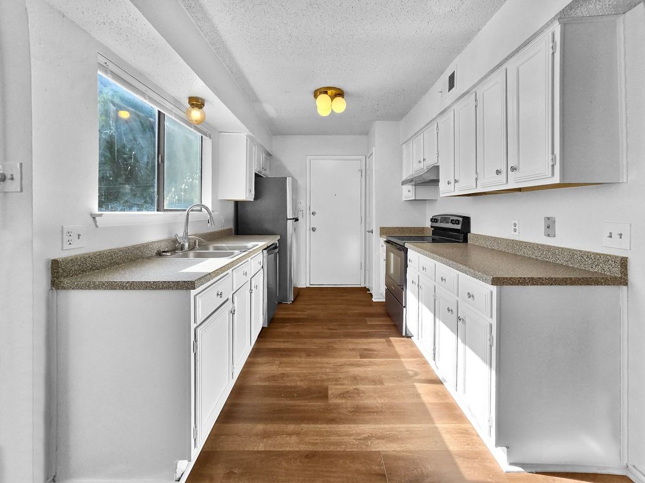 4676 Misty Ridge Dr - Photo 4 of 28