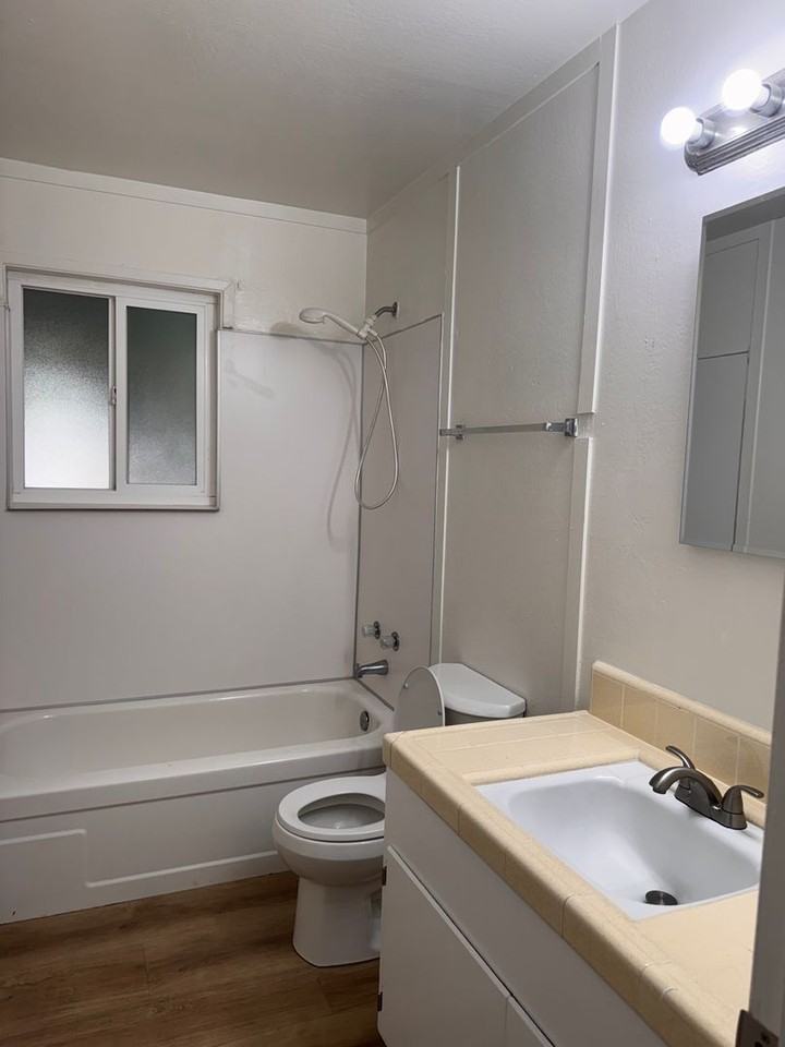 1025 Charles St - Photo 6 of 9